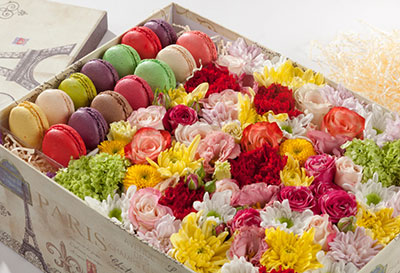 Цветы со сладостями в изящной коробочке